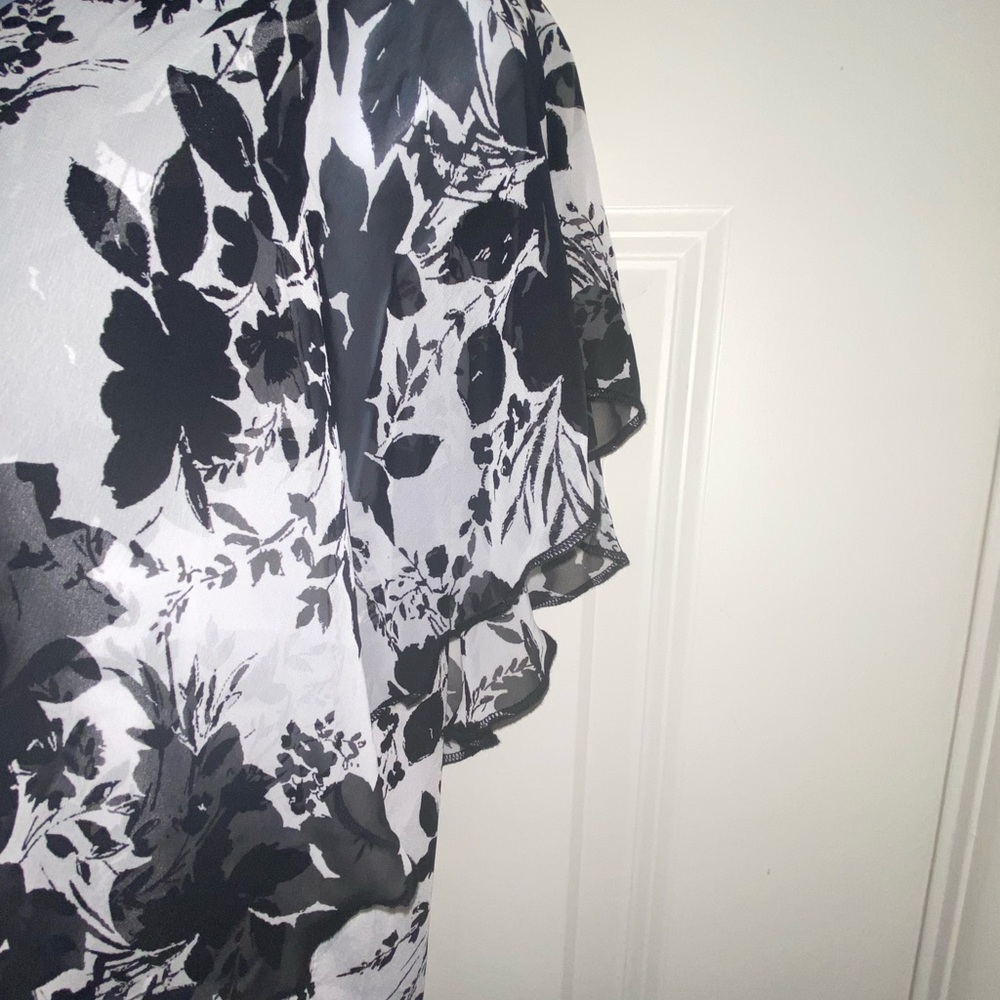 Chic Black and White Floral Blouse. NWT - Picture 4 of 8